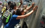 La police vénézuélienne repousse des manifestants contre les pénuries à Caracas le 8 juin 2016