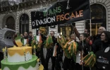 Des activistes d'ATTAC fêtent "10 ans d'évasion fiscale" devant le magasin Apple à Paris, le 3 novembre 2017
