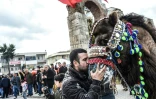Un homme embrasse un chameau avant un combat, le 19 janvier 2019 à Selcuk, en Turquie