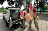 La Croix-Rouge ukrainienne livre des colis d'aide humanitaire à Seversk, dans le Donetsk (est de l'Ukraine), le 25 juin 2022