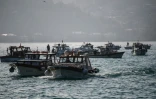 Des bateaux de pêche naviguent sur le Bosphore à Istanbul, le 27 octobre 2017