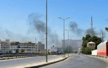 Des nuages de fumée se dégagent le 27 août 2022 d&rsquo;un quartier de Tripoli, théâtre de combats entre groupes armés rivaux