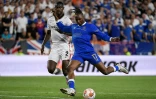 L'attaquant des Rangers Joe Aribo (d) devance le défenseur de l'Eintracht Evan Ndicka et ouvre le score, le 18 mai 2022 à Séville  