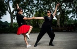 Un couple en train de danser dans un parc de Shanghai, le 2 septembre 2018