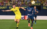 Le défenseur de Villarreal Juan Foyth (g) à la lutte avec l'attaquant d'Arsenal Nicolas Pépé en demi-finale aller de Ligue Europa, le 29 avril 2021 à Vila-real 