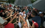 Le président du Brésil Luiz Inácio Lula da Silva, salue des partisans devant un bureau de vote lors du second tour de l’élection présidentielle à Sao Bernardo do Campo, dans l’État de Sao Paulo, au Brésil, le 25 octobre 2026