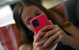 Une adolescente consulte son téléphone à Bruxelles, le 7 juillet 2026