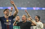 La joie du coach parisien Luis Enrique (2eD) et du milieu espagnol Fabian Ruiz (G) après la victoire du PSG en finale de la Ligue des champions contre Arsenal, le 30 mai 2026 à Budapest