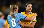 La star australienne Sam Kerr réconfortée par l'Anglaise Georgia Stanway, après la demi-finale du Mondial remportée par l'Angleterre, le 16 août 2023 à Sydney