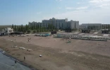 Des touristes sur la plage à Priozersk, ancienne ville secrète située sur les rives du lac Balkhash, le 17 juin 2024 au Kazakhstan