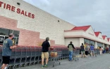 Des clients font la queue devant un magasin Ă Gaithersburg, aux Etats-Unis le 25 juillet 2020