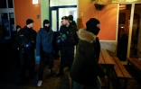 La police fouille un appartement à Berlin, au cours d'une opération pour retrouver deux membres du l'ex-organisation violente d'extrême gauche Fraction Armée rouge (RAF), en fuite depuis plus de 30 ans, le 3 mars 2024