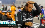 Le pilote britannique Lewis Hamilton sort de sa Mercedes après sa victoire au Grand Prix F1 de Bahrein, le 29 novembre 2020 sur le circuit de Sakhir