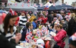 Repas de rue à Market Street lors des célébrations du jubilé de platine de la reine Elizabeth II, le 5 juin 2022 à Ashby-de-la-Zouch