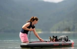 Une touriste et ses chiens sur le lac Eibsee, près de Garmisch-Partenkirchen, dans le sud de l'Allemagne, le 22 août 2025 