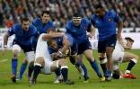 Le centre du XV de France Gaël Fickou est stoppé par le flanker anglais Chris Robshaw dans le Tournoi au Stade de France, le 19 mars 2016