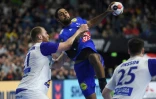 Le jeune Français Melvyn Richardson défie la défense de l'Islande, lors d'un match du tour principal du Mondial à Cologne, le 20 janvier 2019 
