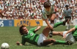 Diego Maradona (c) contre l'Allemagne de Lothar Matthaus (g), en finale de la Coupe du monde, le 29 juin 1986 à Mexico   