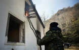 Un homme met le feu à sa maison dans le village de Charektar, près de Kalbajar (Azerbaïdjan), le 14 novembre 2020