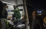 L'ambulancier Mawethu Ntintini (c) et sa collègue Ntombikayisi Jok prennent en charge un blessé lors d'une intervention au township Philippi, près du Cap, le 15 avril 2025 en Afrique du Sud