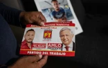 Le député mexicain Pedro Carrizales apparaît avec le président Manuel Lopez Obrador sur un bulletin, à San Luis Potosí, le 21 août 2018