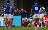 Le joueur du XV de France Antoine Dupont (c) après avoir inscrit un essai lors du match face à l'Argentine au Mondial à Tokyo le 21 septembre 2019