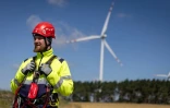 Le mineur Patryk Paja, participant à une formation à l'exploitation d'éoliennes, au parc éolien de Gorzyca, dans l'ouest de la Pologne, le 8 juillet 2026