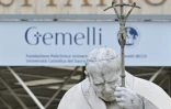 La statue de Jean-Paul II devant l'hôpital Gemelli à Rome où le pape François est soigné pour une pneumonie, le 14 mars 2025