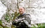 Michel Tournier pose dans son jardin à Choisel, le 4 avril 2005