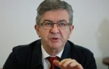 le candidat LFI à la présidentielle Jean-Luc Mélenchon tient une conférence de presse sur la situation en Ukraine à Paris, le 22 février 2002