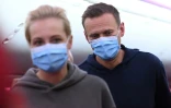 L'opposant russe AlexeĂŻ Navalny et sa femme Ioulia dans un avion les ramenant Ă Moscou le 17 janvier 2021