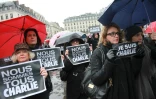 "Nous sommes tous Charlie" affichent des passants lors d'une minute de silence le 8 janvier 2015 place de la Bourse à Paris