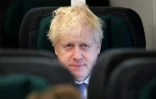 Le Premier ministre conservateur britannique Boris Johnson lors d'un déplacement en train près de Castle Cary au sud de l'Angleterre, le 14 novembre 2019