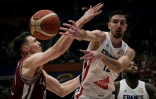 Le basketteur de l'équipe de France Nando De Colo (à droite) au duel avec le Letton Rodions Kurucs (à gauche) lors de la victoire de la Lettonie en match de poules de la Coupe du monde de basket à Jakarta, Indonésie, le 27 août 2023