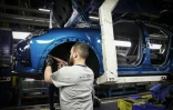 Un employé travaille sur la chaîne de production automobile de l'usine du constructeur automobile multinational Stellantis à Poissy, à l'ouest de Paris, le 15 avril 2026