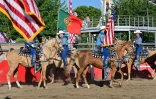 Le drapeau portugais flotte à côté de celui des Etats-Unis lors d'une corrida portugaise organisée à Turlock (Californie) le 10 juillet 2022