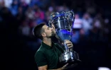 Le Serbe Novak Djokovic a reçu lundi son trophée de N.1 mondial en marge des Masters ATP à Turin