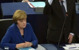Le président François Hollande fait un discours au Parlement européen à Strasbourg, près de la chancelière allemande Angela Merkel, le 7 octobre 2015
