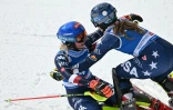 L'Américaine Mikaela Shiffrin (g) dans les bras de sa compatriote Paula Moltzan après sa 100e victoire en carrière de Coupe du monde de ski alpin, lors du slalom de Sestrières (Italie), le 23 février 2025