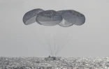 Photo diffusée par la Nasa montrant la capsule Dragon, transportant l'équipage de Crew-12, lors de son amerrissage dans le Pacifique, au large de Los Angeles, le 8 octobre 2026 en Californie