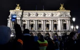 Des policiers se mobilisent devant l'opéra Garnier, dans la nuit du 24 au 25 octobre 2016, à Paris
