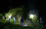 Des zoologues explorent une grotte à la recherche de nouvelles espèces le 22 juillet 2025 à Phnom Proek, dans la province de Battambang, au Cambodge 