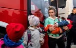 Des réfugiés ukrainiens arrivent en bus du poste frontière de Medyka, à Przemsyl, dans l'est de la Pologne le 26 février 2022
