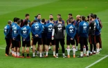Le sélectionneur espagnol Julen Lopetegui conseille son équipe lors d'un entraînement avant le match amical contre l'Argentine, à Madrid, le 26 mars 2018