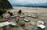 Vue des inondations provoquées par de violentes pluies de mousson, le 27 août 2022 à Mingora ( nord du Pakistan)
