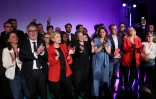 Des responsables de gauche dont Olivier Faure, le premier secrétaire du PS, et Marine Tondelier, la secrétaire nationale des Ecologistes, lors du meeting du Front populaire 2027, le 5 mai 2026 à Paris