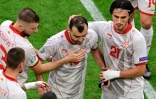 Le capitaine et attaquant de la Macédoine du nord, Goran Pandev, quitte le terrain en larmes au milieu d'une haie d'honneur de ses coéquipiers, après sa dernière sélection, lors du match contre les Pays-Bas, comptant pour la 3e journée du groupe C à l'Euro 2020, le 21 juin 2021 à Amsterdam