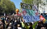 Un manifestant brandit une pancarte lors d'une manifestation le 1er mai 2016 à Paris