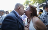 Quelque 500 couples ont célébré un mariage symbolique le 10 juillet 2022 à New York, une cérémonie pleine de couleurs, de joie et d'émotion pour panser les blessures du Covid