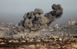 Une photo prise depuis une position à la frontière d'Israël avec la bande de Gaza montre de la fumée s'élevant lors d'une frappe israélienne sur le territoire palestinien, le 17 juillet 2025
